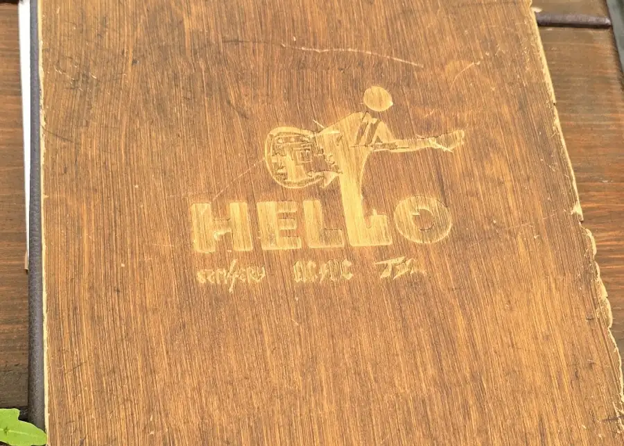 Drewniana karta menu z logo Hello