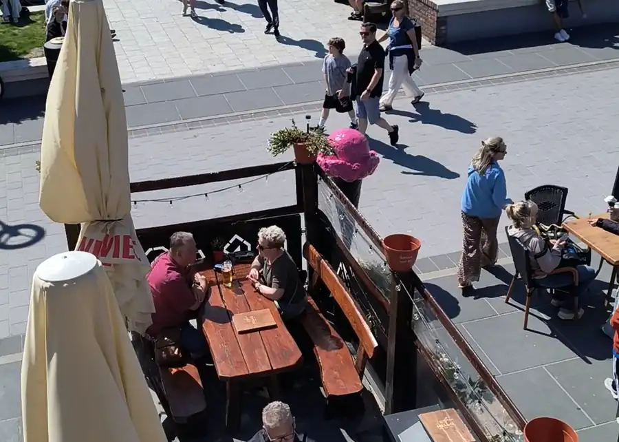 Widok z góry na taras, promenadę i morze